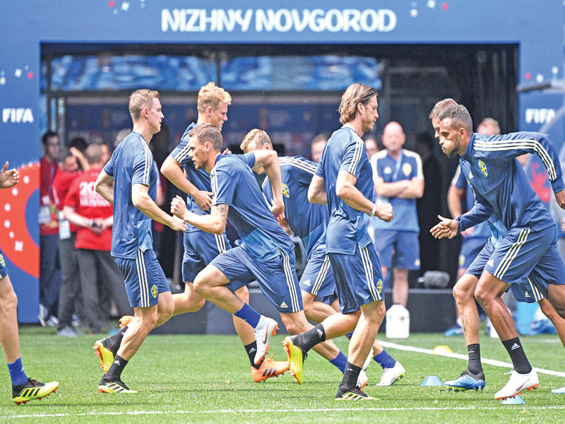 جانب من تدريبات المنتخب السويدي