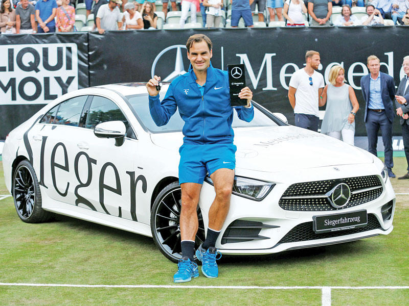 السويسري روجيه فيدرر وفي الإطار آشلي بارتي