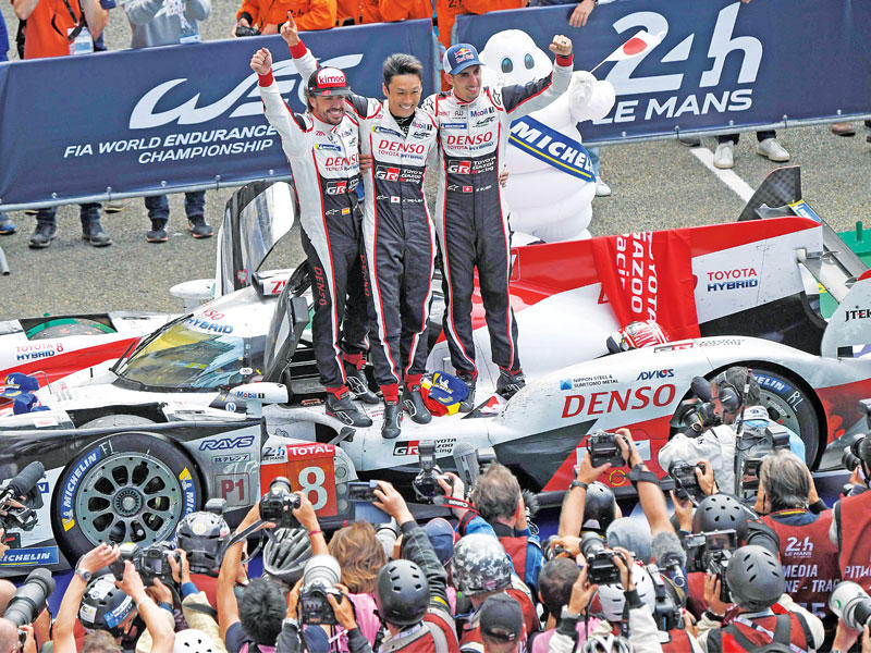 فريق تويوتا يحتفل بالفوز