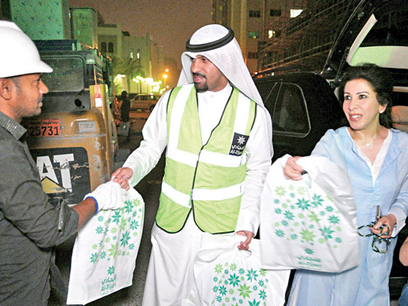 جانب من توزيع العيادي على العمال