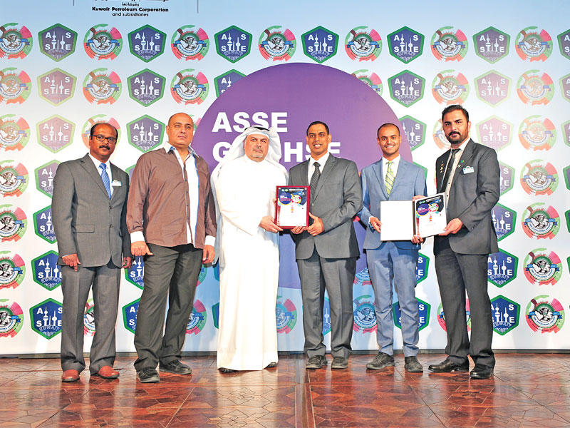 أنيل لوبو متسلما الجائزة بالنيابة عن البنك