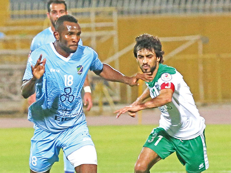 روجيه في صراع على الكرة مع علي مقصيد