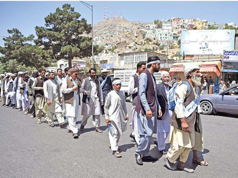 نشطاء أفغان لدى وصولهم أمس إلى كابول ضمن مسيرة السلامt (أ ف ب)