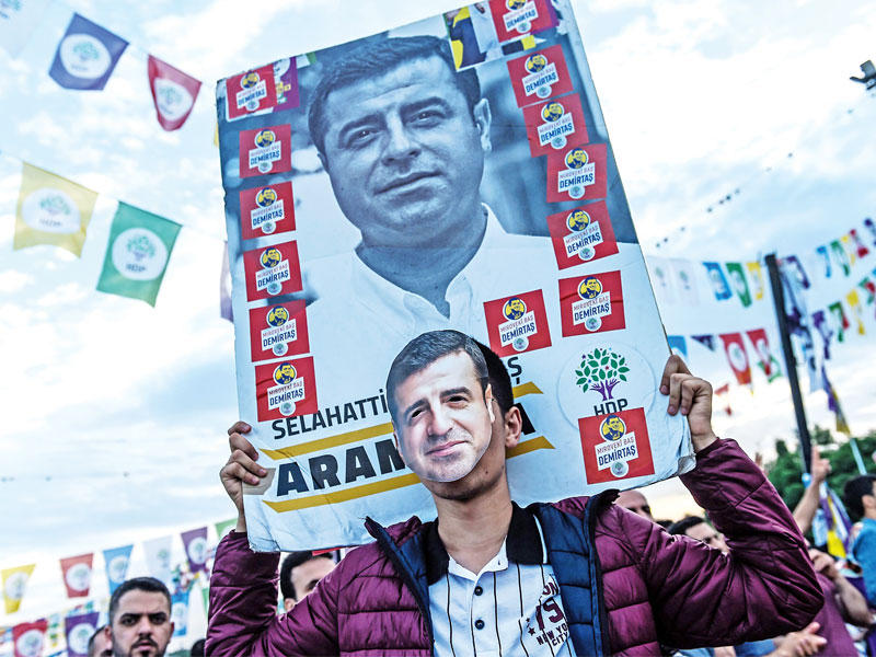 مناصر لدميرداش خلال تجمع مؤيد له في اسطنبول (أ ف ب)