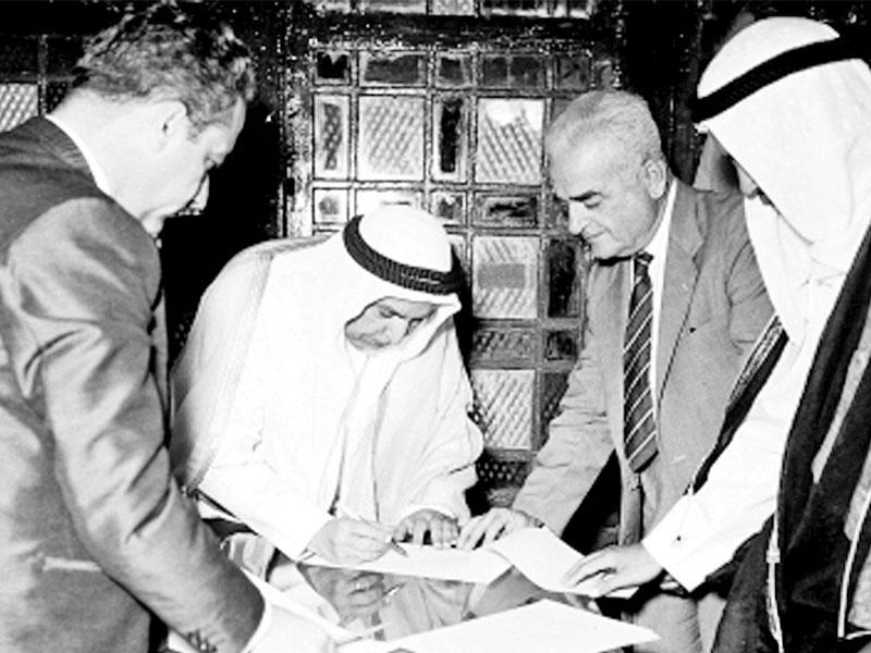 المغفور له الشيخ عبدالله السالم يوقع وثيقة استقلال الكويت في 19 يونيو 1961
