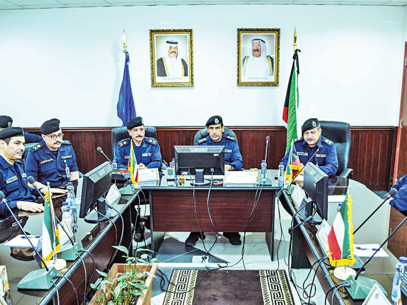 النهام والقادة الأمنيون خلال الجولة