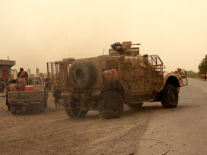 القوات اليمنية الموالية للحكومة تجتمع في جنوب مطار الحديدة