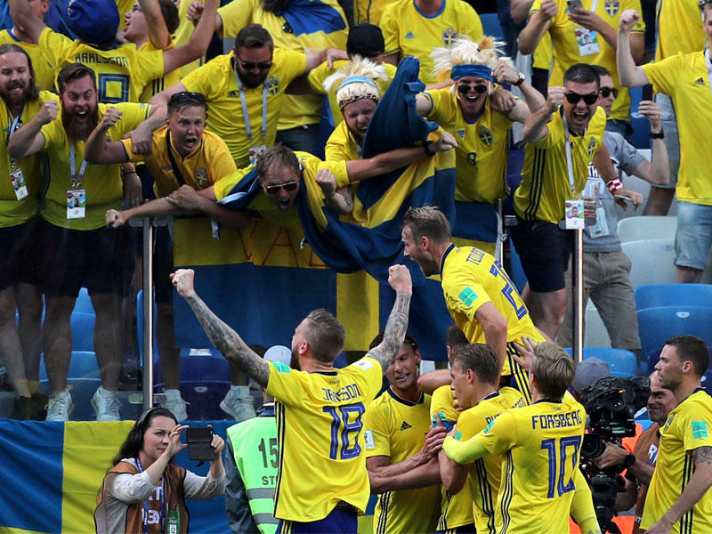 لاعبو المنتخب السويدي يحتفلون مع الجماهير بعد إحراز الهدف