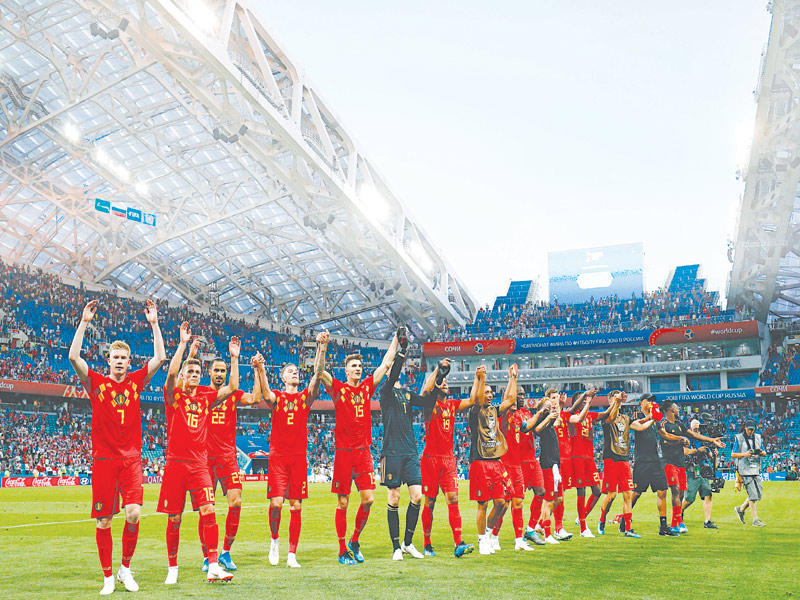 لاعبو المنتخب البلجيكي يحتفلون بعد نهاية المباراة