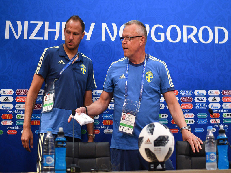 المدرب السويدي  أندرسون وقائد المنتخب غرانكفيست خلال المؤتمر الصحافي 