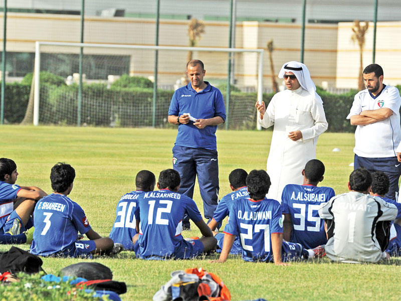 علي الديحاني والمدربان الوطنيان عبدالعزيز الهاجري وعلي العدواني (ارشيف)n