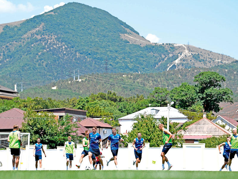 جانب من تدريبات المنتخب الآيسلندي على ملعب أولمب» في كاباردينكا