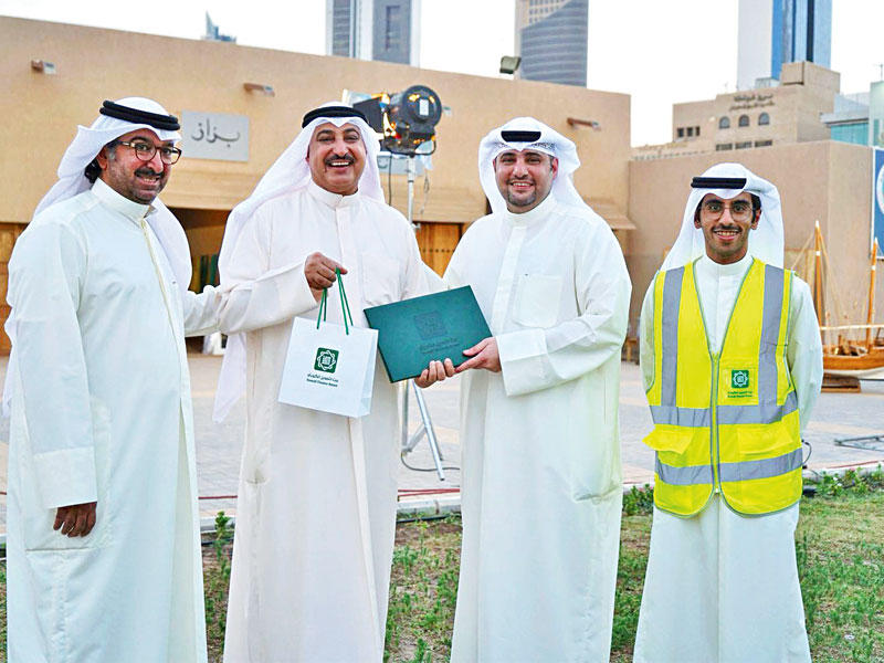 يوسف الرويح مكرماً مقدمي برنامج مدفع رمضان