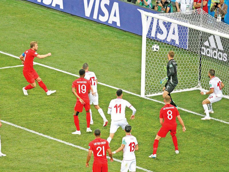 هاري كين نجم المنتخب الانكليزي يحرز هدفه الثاني في مرمى تونس