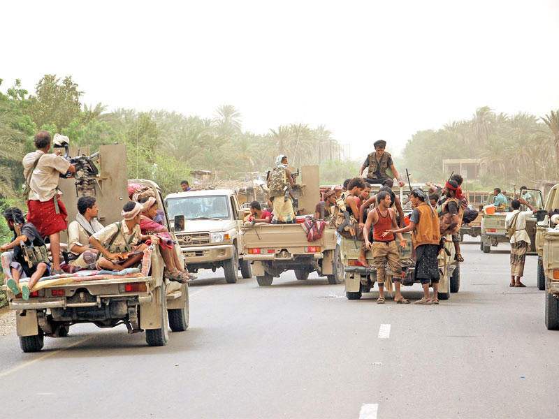 أرتال من قوات ومركبات الحكومة اليمنية في طريقها للحديدة يوم الجمعة (إي بي إيه)
