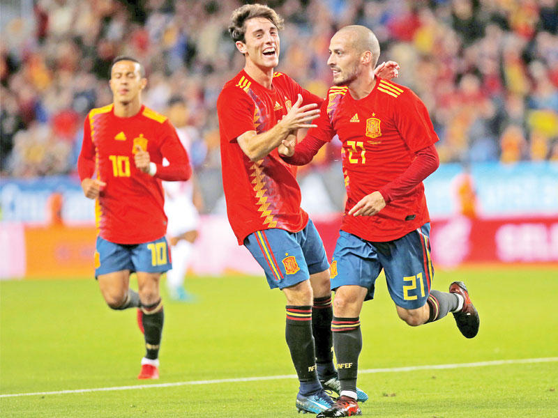 لاعبو المنتخب الإسباني خلال مباراة سابقة