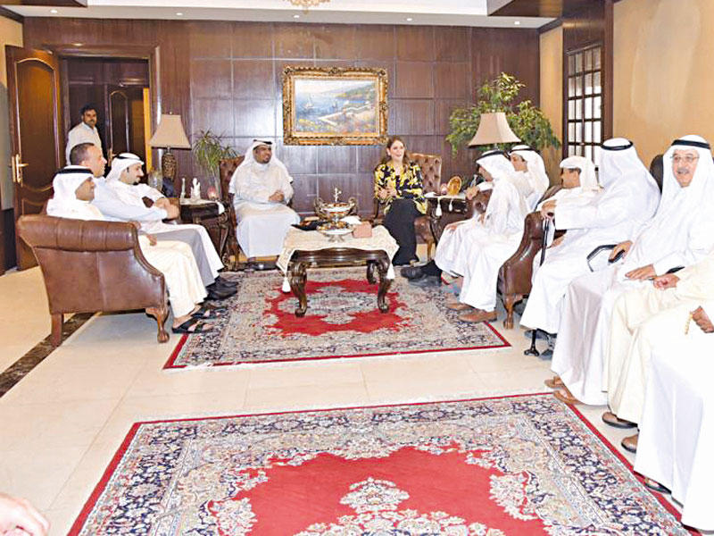 السبيعي خلال استقبالها قياديي «الخدمات» وموظفيها أمس