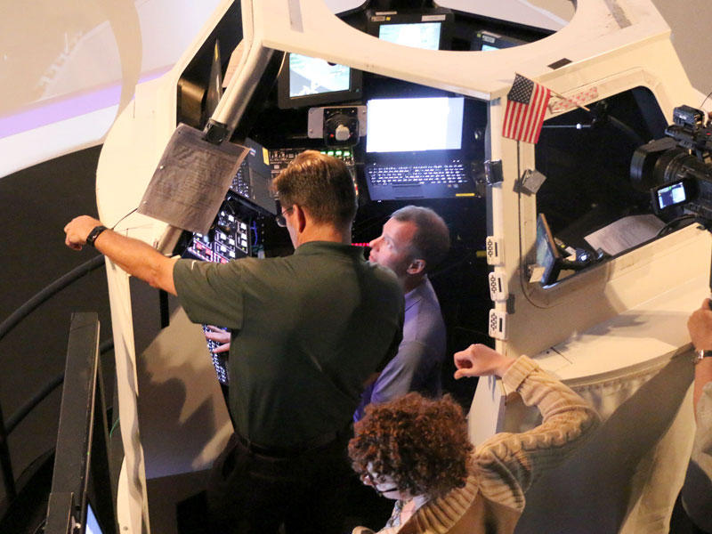 رائد الفضاء نك هاغ ، يركع في القبة خلال تدريبات الأسلحة الروبوتية ، استعدادًا لمهمته القادمة إلى الفضاء في الخريف