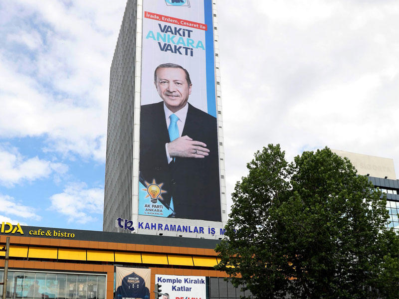 صورة عملاقة لإردوغان على طول عمارة في أنقرة (ا ف ب)
