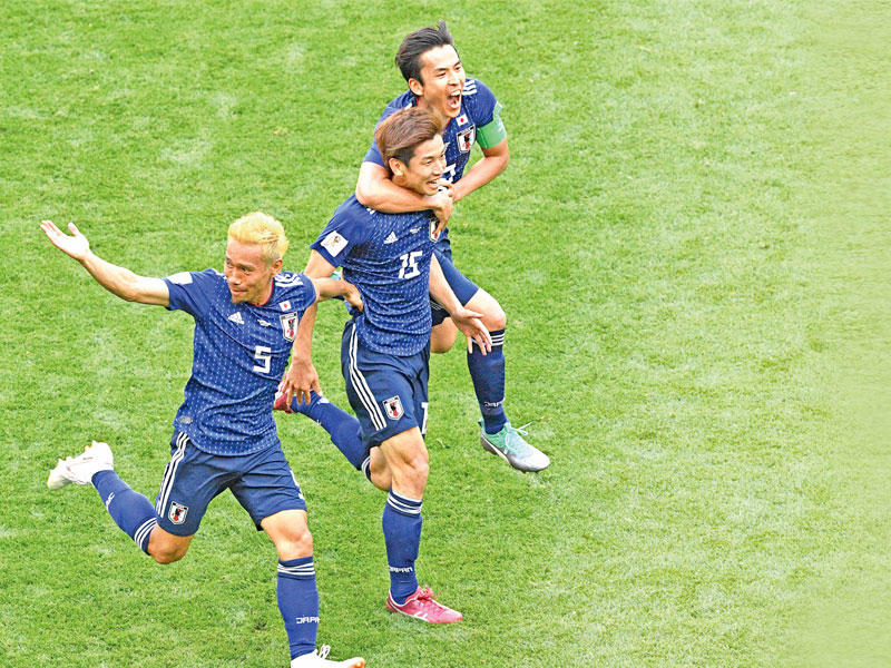 فرحة لاعبي اليابان بهدف اوساكو