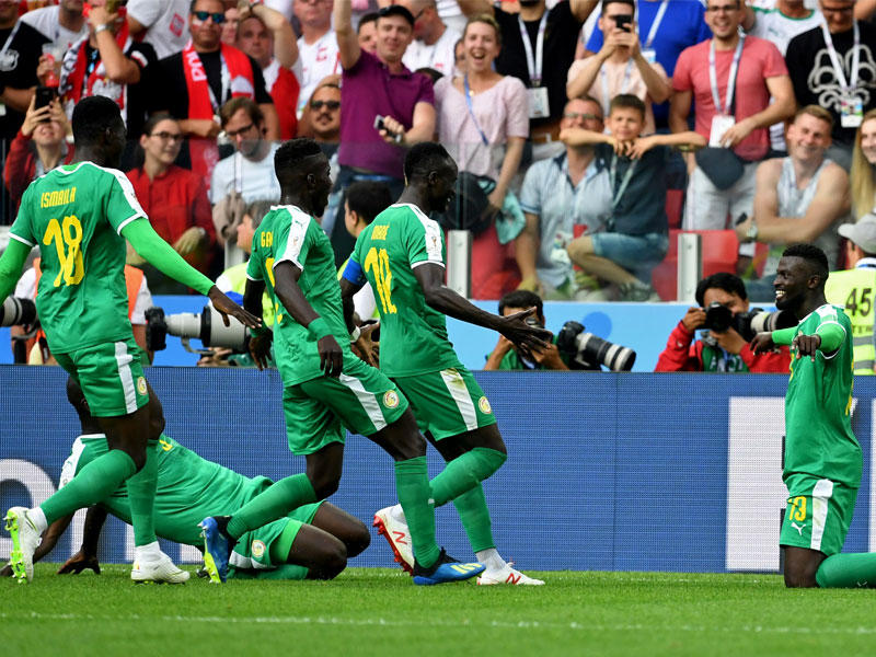 احتفال لاعبي المنتخب السنغالي بهدف نيانغ