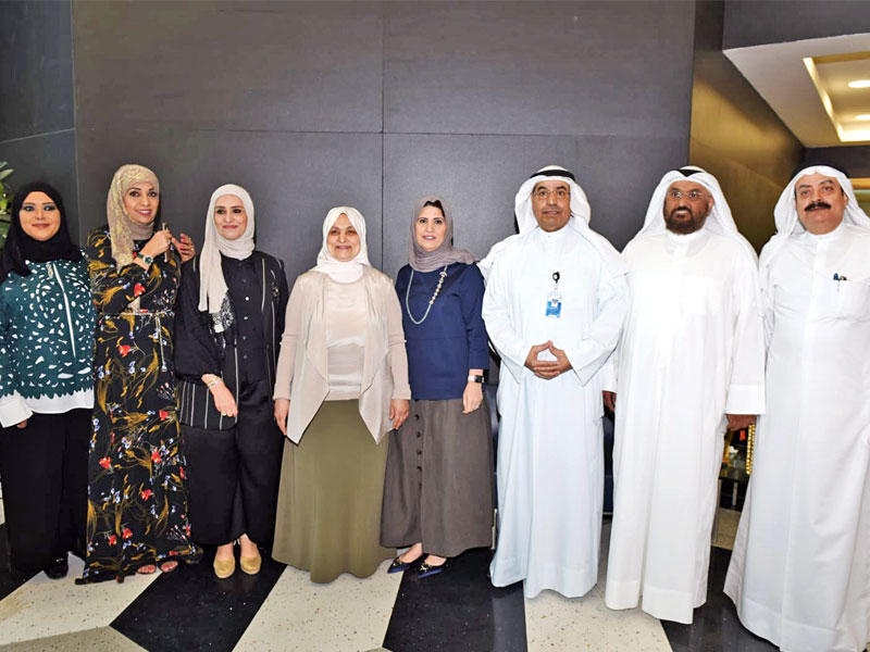 الصبيح تتوسط المهنئين بالعيدn