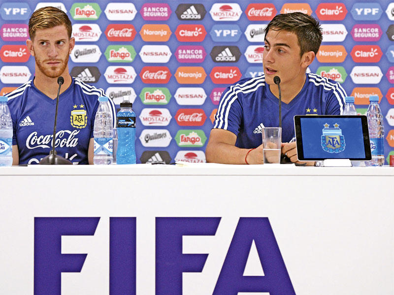 ديبالا متحدثاً خلال المؤتمر الصحافي