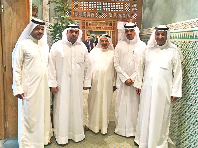 الرومي متوسطاً بعض مسؤولي «البلدية»