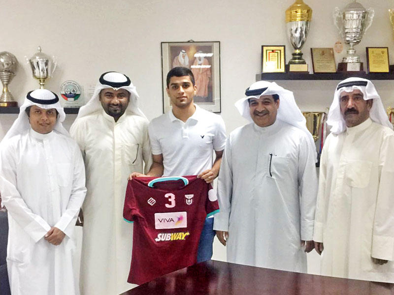 مهدي يحمل فانلة النصر بعد توقيع العقد