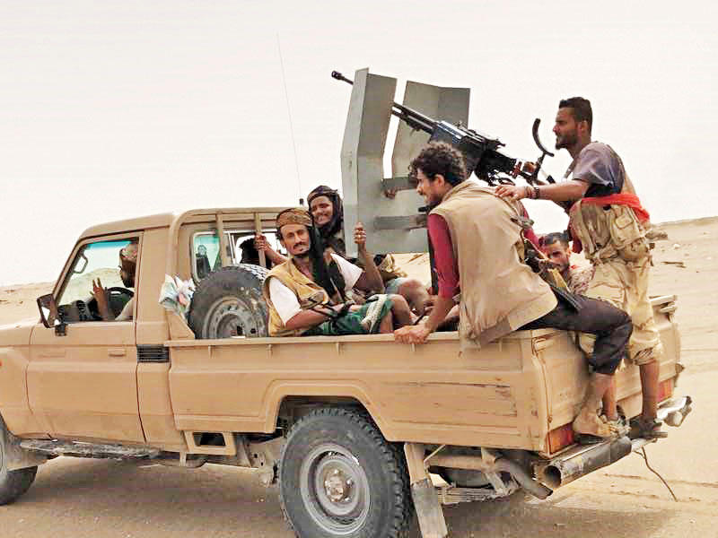 مقاتلون موالون للحكومة بمحيط مطار الحديدة أمس الأول (أ ف ب)