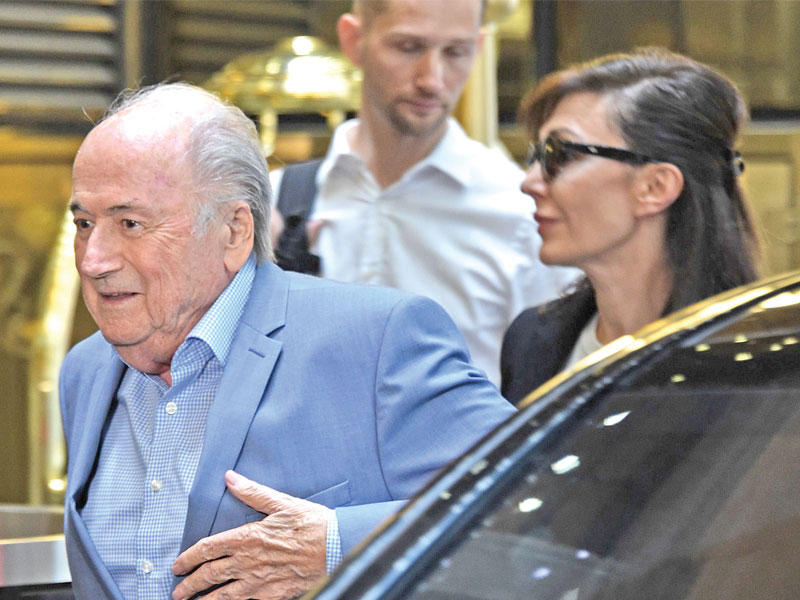 لحظة وصول بلاتر إلى روسيا