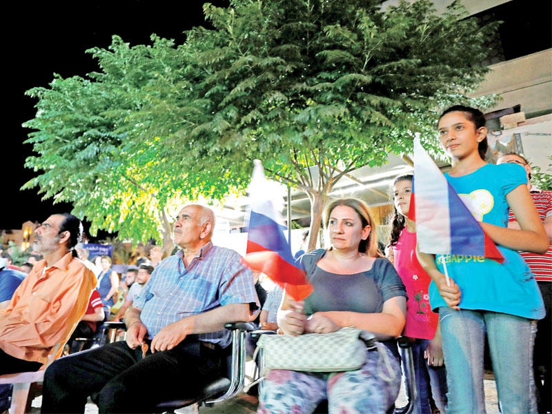 سوريون في مقهى بدمشق يشجعون منتخب روسيا خلال مباراته مع مصر في كأس العالم أمس الأول (رويترز)