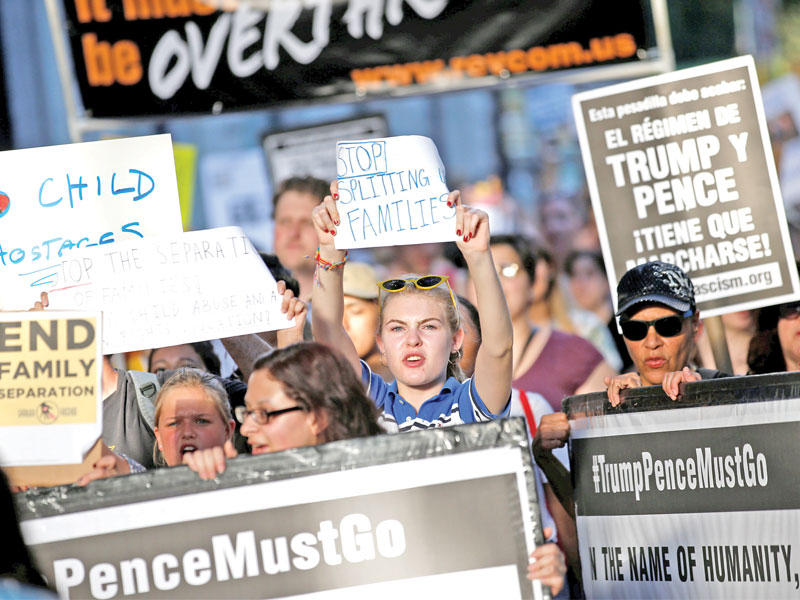 تظاهرة في نيويورك معارضة لسياسة ترامب في فصل افراد عائلات المهاجرين    (رويترز)