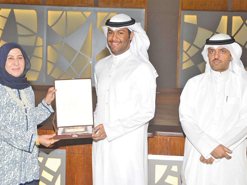 الكندري والديحاني يكرمان أحد الطلبة