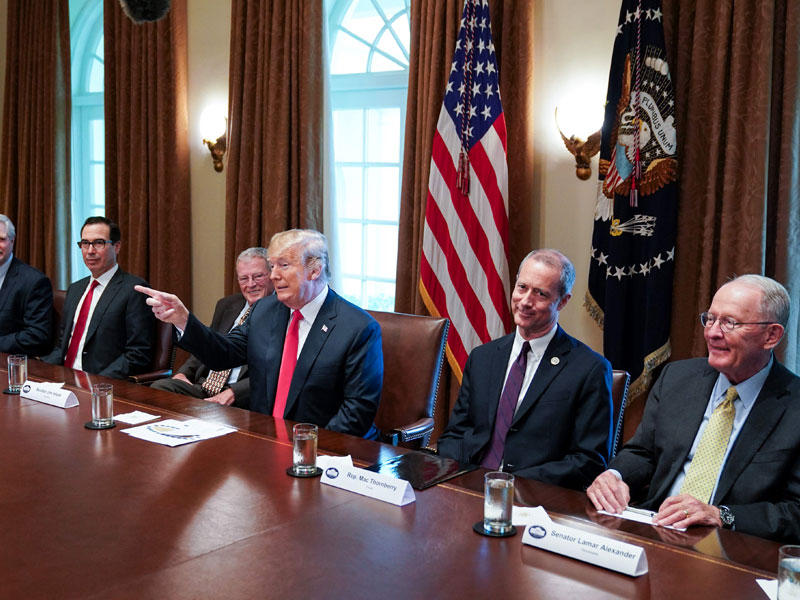 الرئيس الأمريكي دونالد ترامب يتحدث خلال اجتماع مع أعضاء جمهوريين من الكونغرس وأعضاء مجلس الوزراء في غرفة مجلس الوزراء في البيت الأبيض