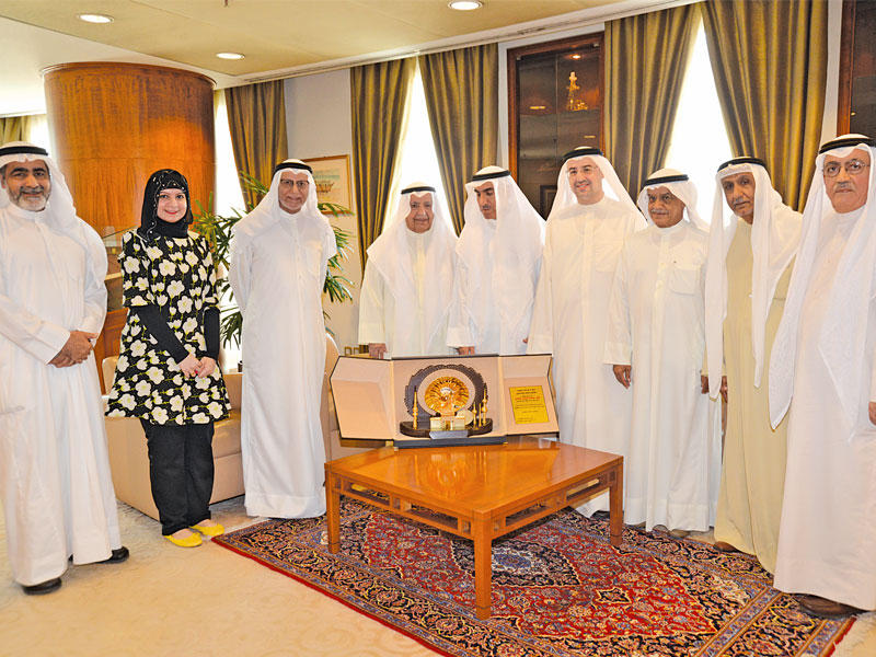 الغانم متوسطاً وفد الجامعة