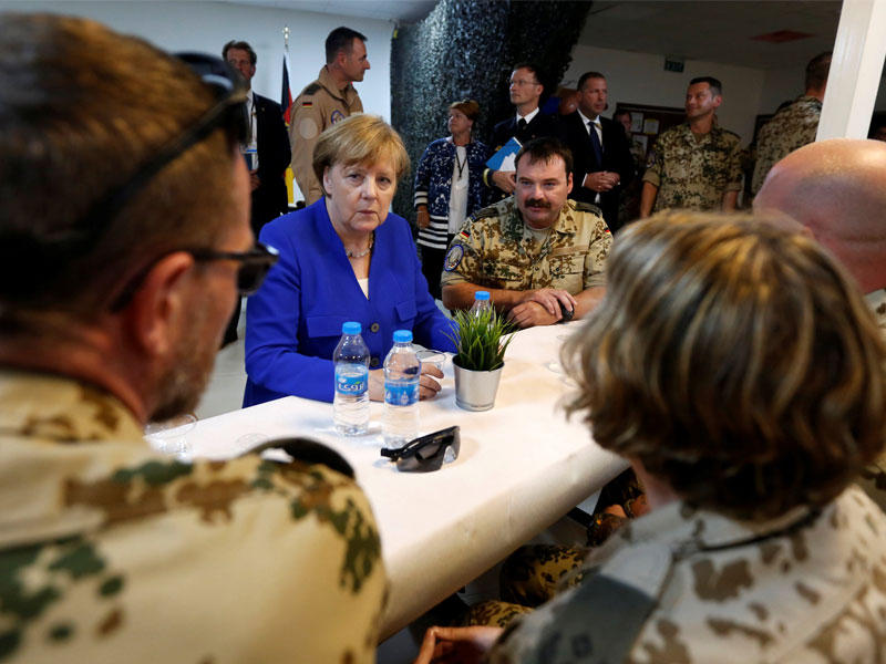 المستشارة الألمانية أنجيلا ميركل تتحدث مع الجنود الألمان المتمركزين في الأردن