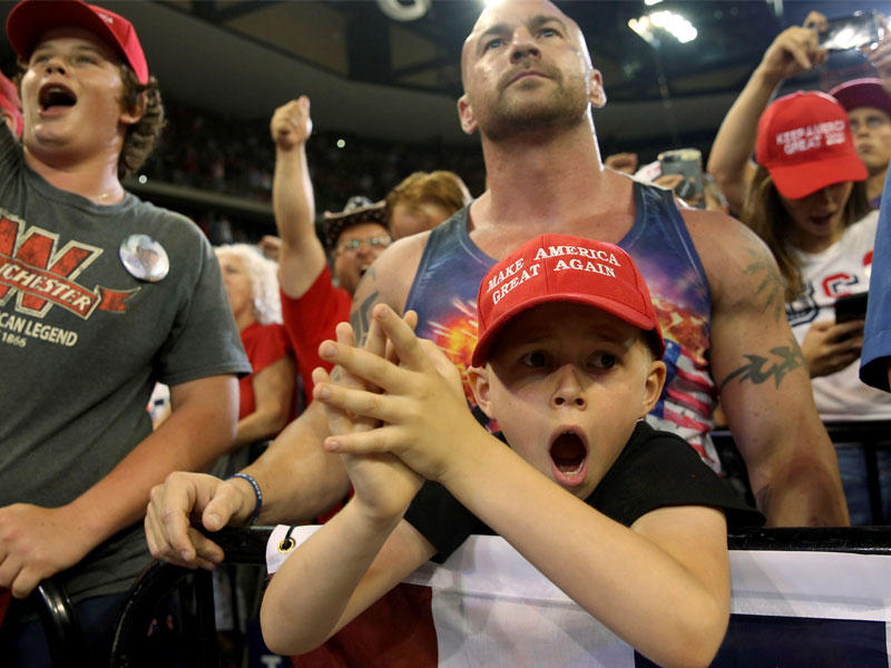 أميركيون في تجمع مؤيد لترامب في مينيسوتا أمس الأول (رويترز)