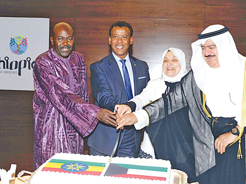 الصبيح ومحافظ العاصمة الفريق المهنا والسفير الأثيوبي يقطعون قالب الحلوى