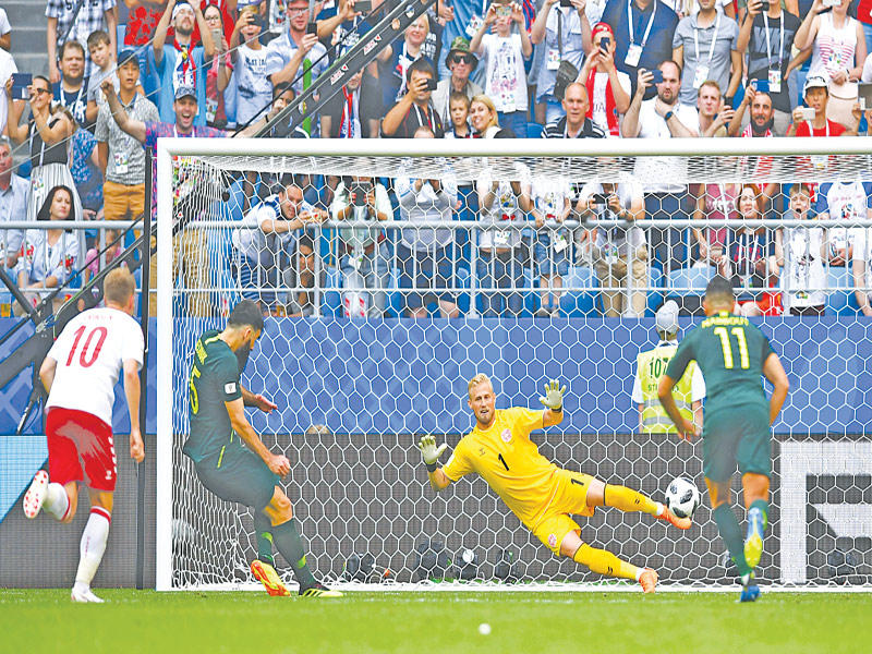 ميلي يديناك نجم المنتخب الأسترالي يحرز هدفه من ركلة جزاء