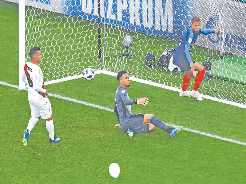 مبابي نجم المنتخب الفرنسي يحرز هدفه في مرمى البيرو