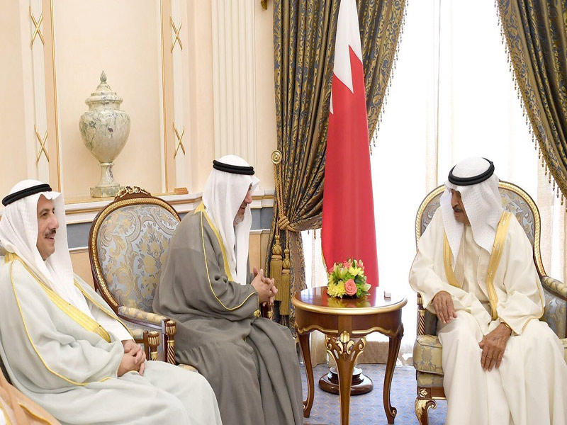 رئيس الوزراء البحريني خلال استقباله الجابر والسفير عزام 