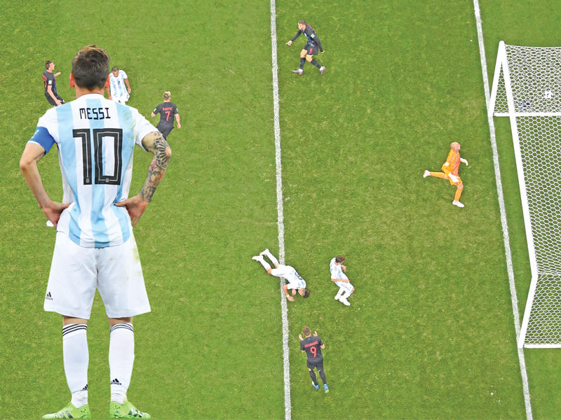 راكيتيتش يحتفل بتسجيله الهدف الثالث وفي إطار الصورة ردة فعل ميسي