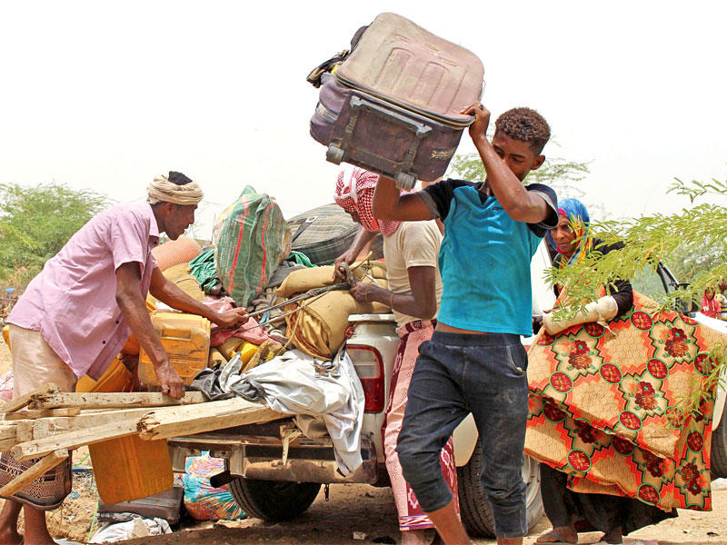 يمنيون يغادرون الحديدة تخوفاً من المعارك أمس (أ ف ب)