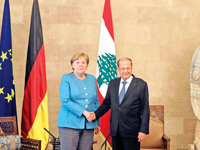 عون مستقبلاً ميركل في بعبدا امس (أ ف ب)