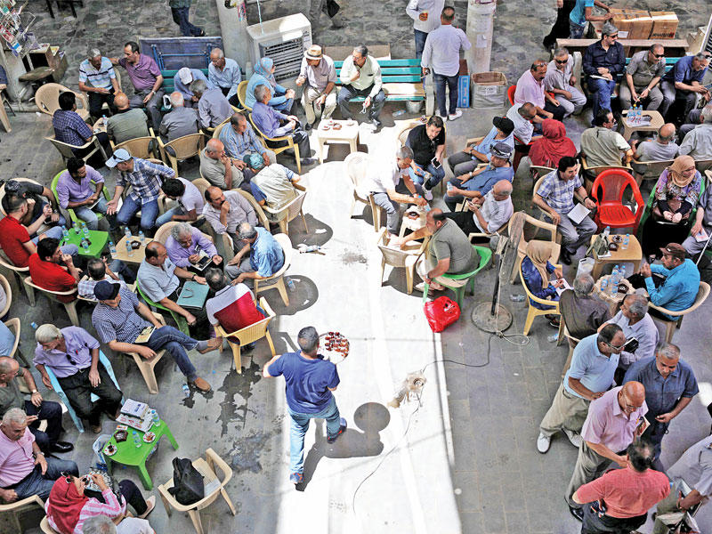 ملاهٍ في شارع المتنبي ببغداد أمس (رويترز)