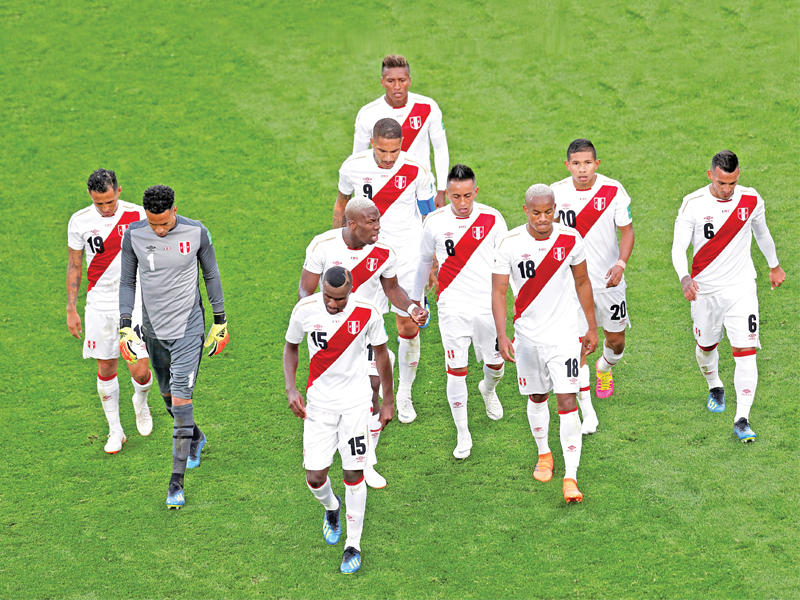 لاعبو المنتخب البيروفي بعد الهزيمة من فرنسا