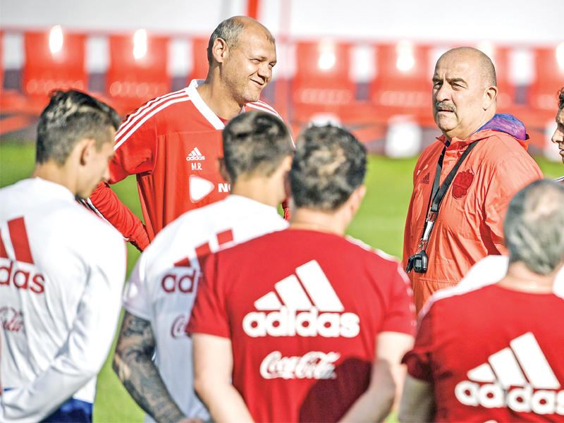 الجهاز الفني للمنتخب الروسي مع اللاعبينn