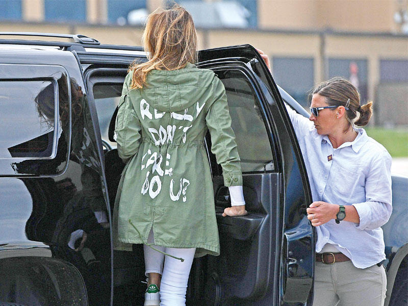 سترة ميلانيا المثيرة للجدل خلال مغادرتها تكساس أمس الأول (أ ف ب)