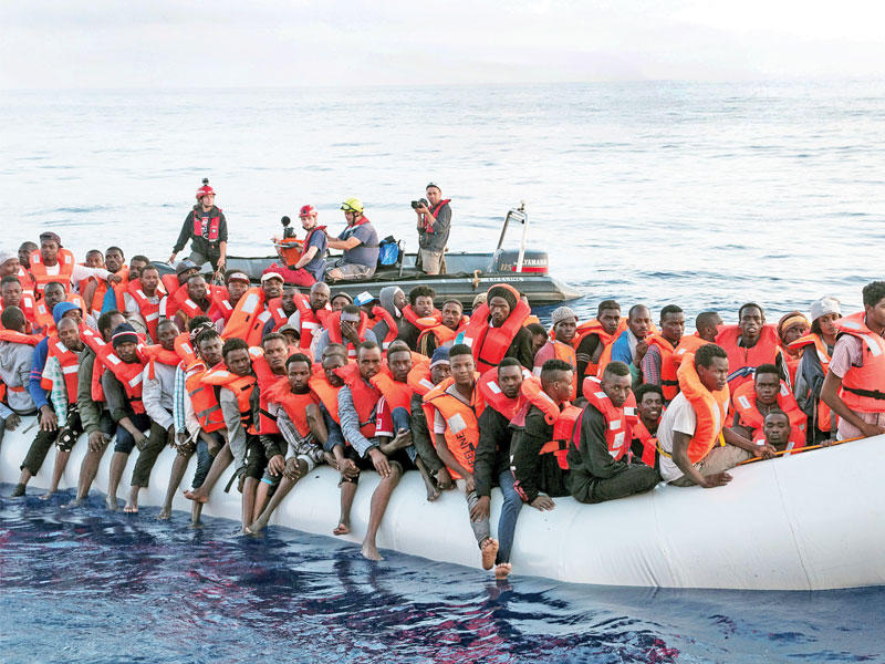 مهاجرون كانوا على متن «لايف لاين» بعد إنقاذهم في عرض البحر المتوسط أمس (رويترز)